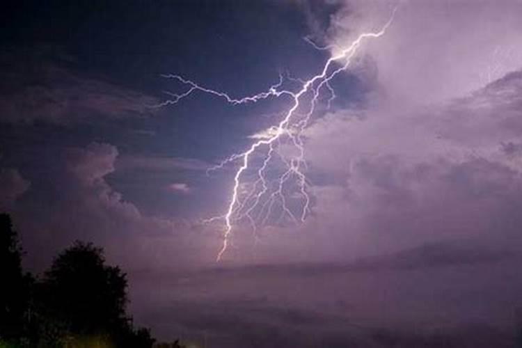 梦见雷阵雨巨大自己在雨里跑