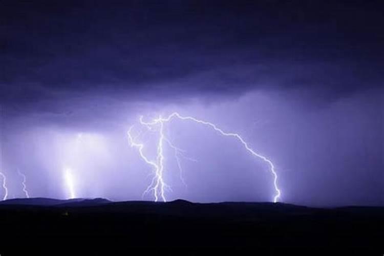 梦见雷霆大雨是什么兆头