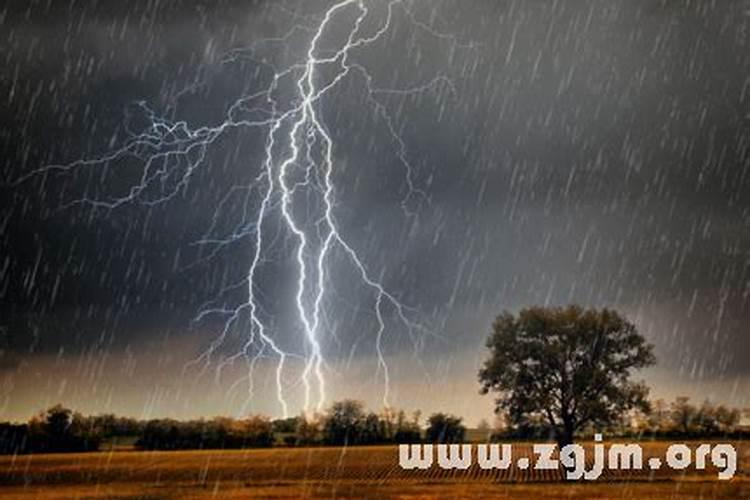 梦见雷电风雨交加铁棚子