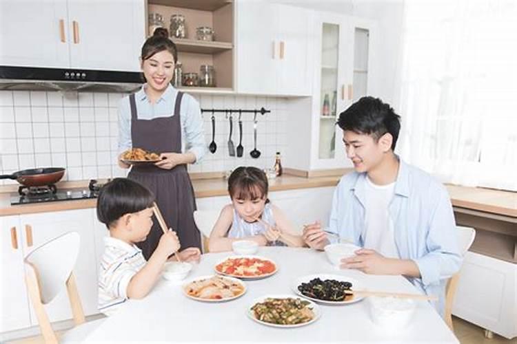 女人梦见跟很多人吃饭喝酒