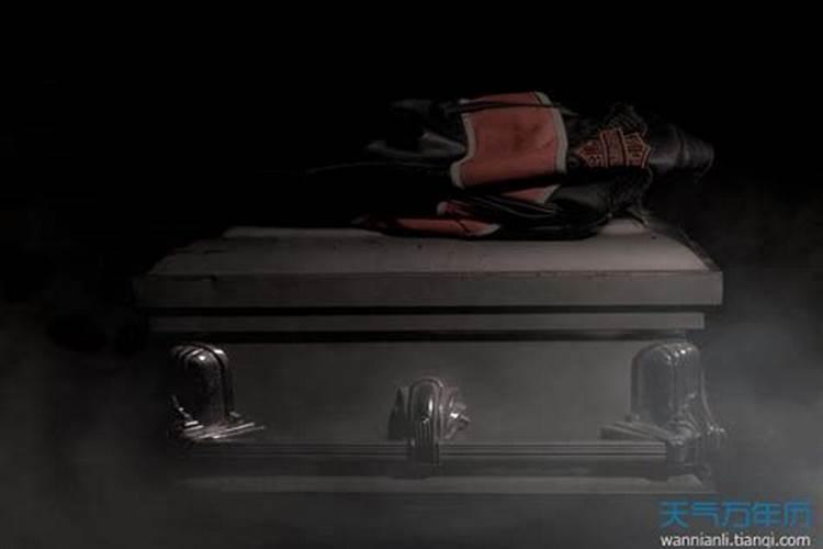 梦见死人躺在棺材上面