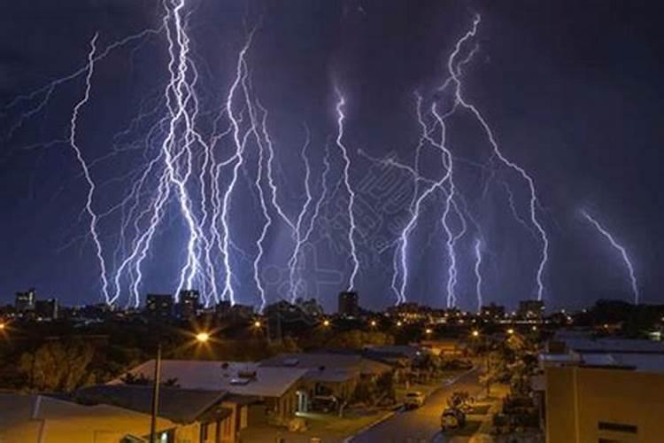 梦见打雷下雨墙倒了