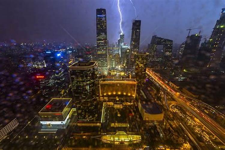 梦见雷电风雨自己跑