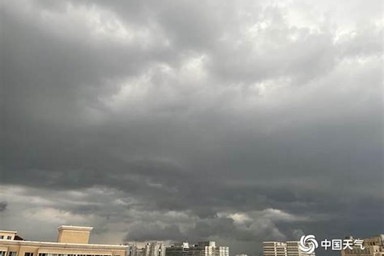 梦见雷雨大风下冰雹房屋檩子掉地下来大家都去逃难好吗