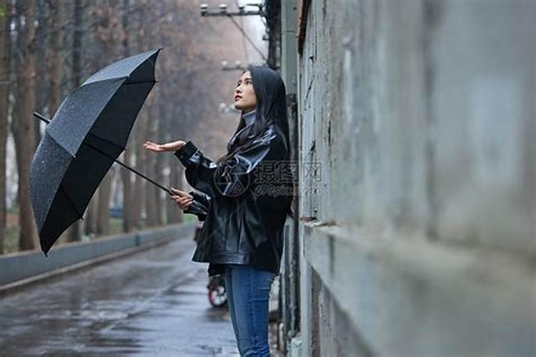 女人梦见下暴雨是好是坏