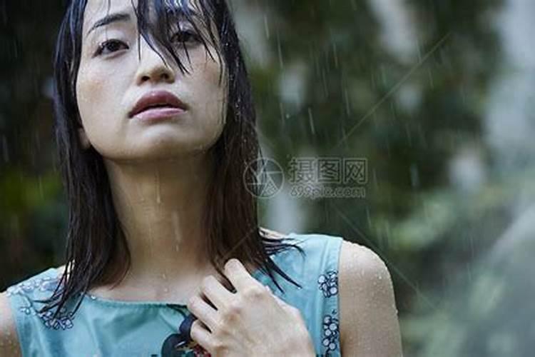 女人梦到暴雨被淋坏了