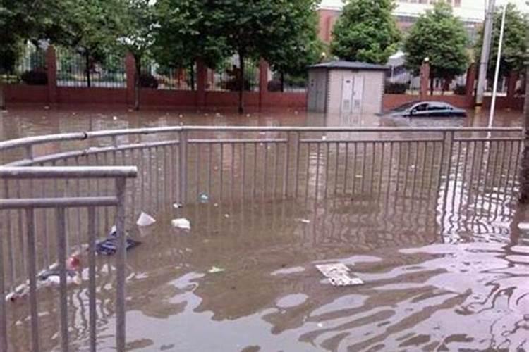 女人梦见下大雨发洪水是什么意思