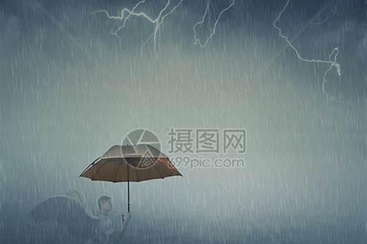 梦见下很大的雨打伞回家