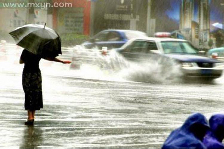 女人梦见下大暴雨预示什么预兆