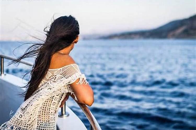 女人梦见船和水是什么意思