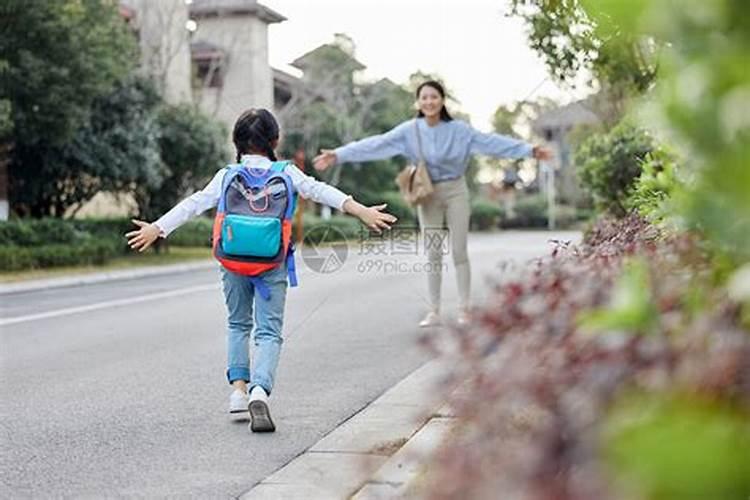 梦见儿子小时候放学回家