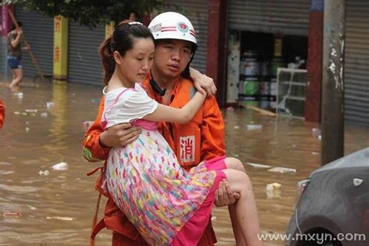 怀孕梦到刮大风下大雨,发洪水了什么意思啊