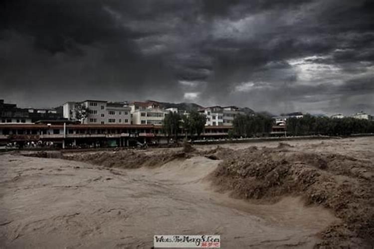 孕妇梦见吹大风下大雨好不好呀什么意思