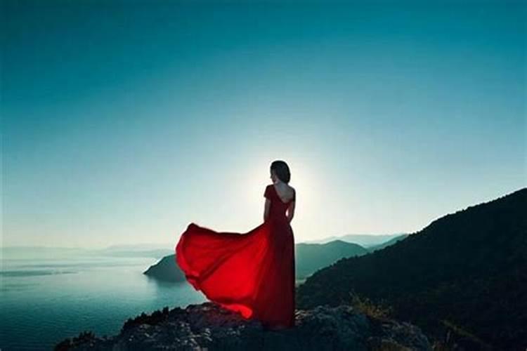 梦见穿红裙子是什么意思