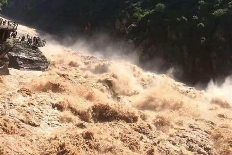 梦到山洪水在山顶冲下来什么意思