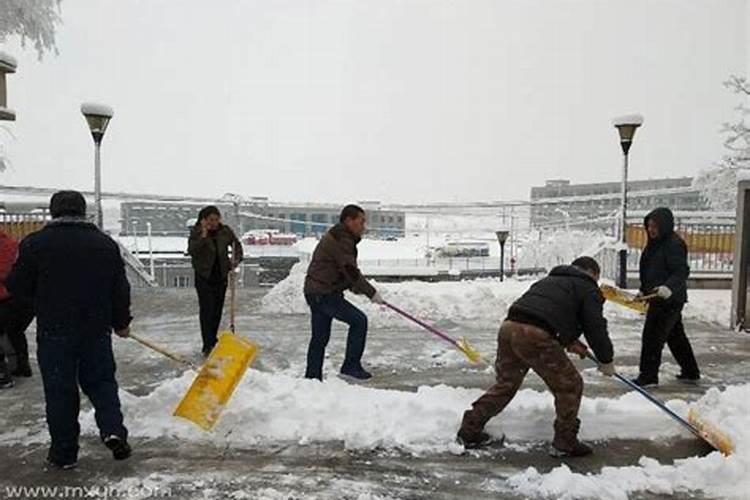 梦到自己铲雪是什么意思