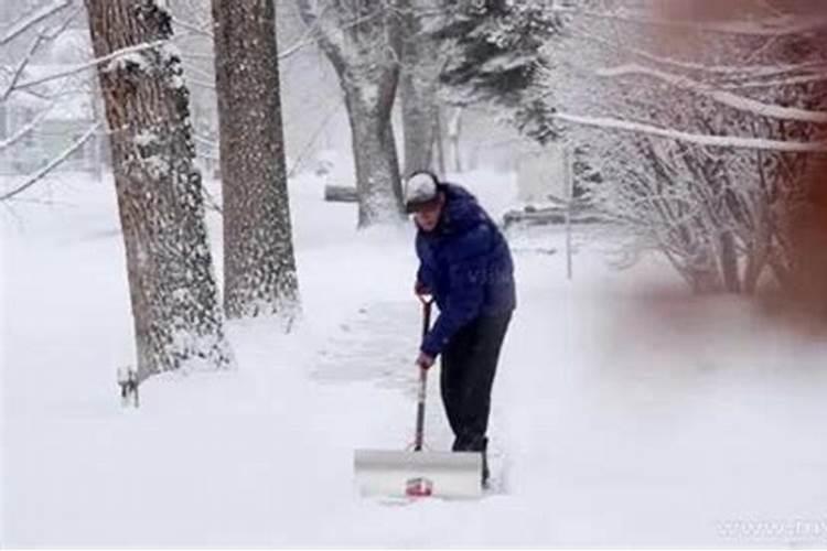 梦见自己铲雪什么意思是什么