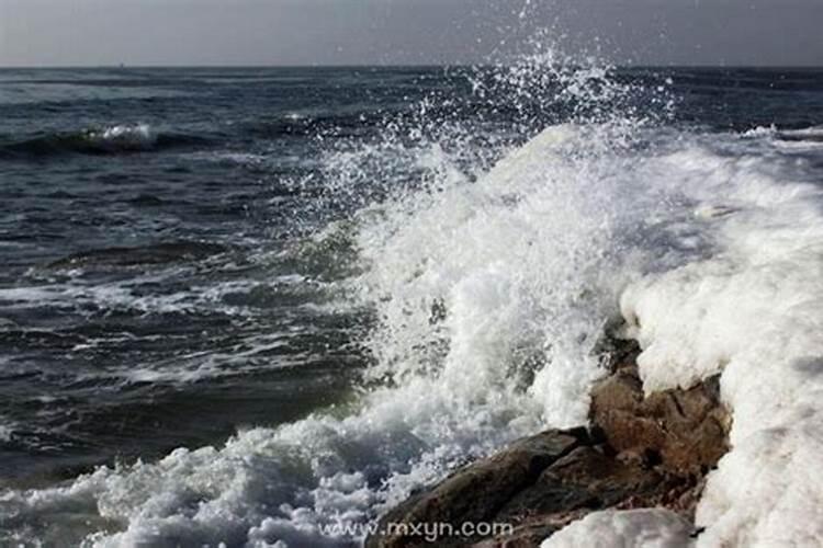 梦到大海水涨满