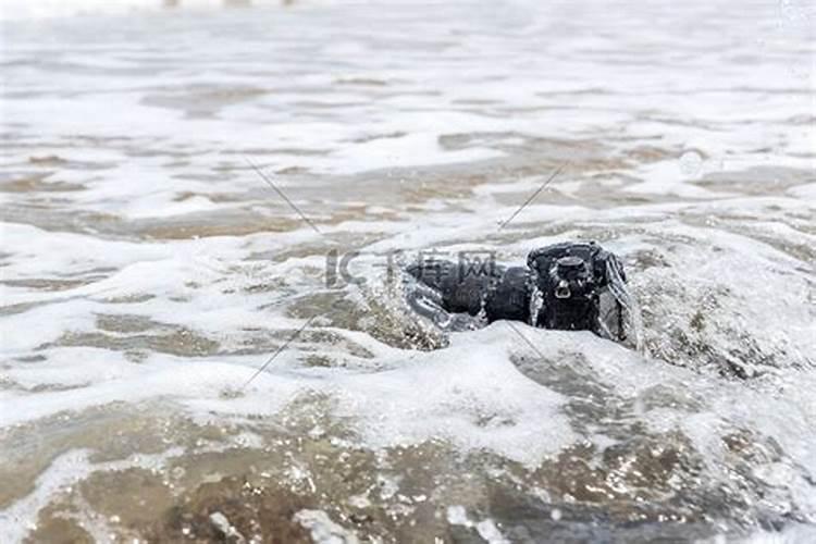 梦见海浪把自己打湿