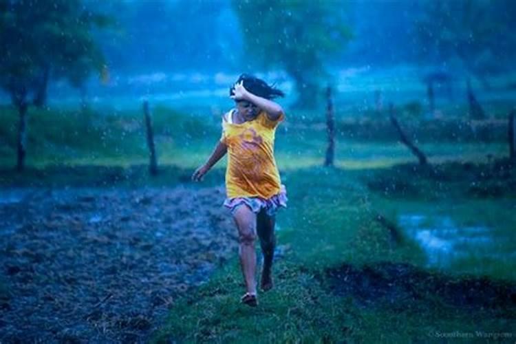 梦见自己抱着儿子在雨中奔跑