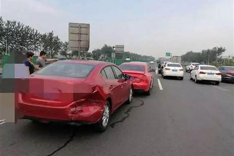 梦见自己亲眼目睹车祸,自己幸运的逃脱