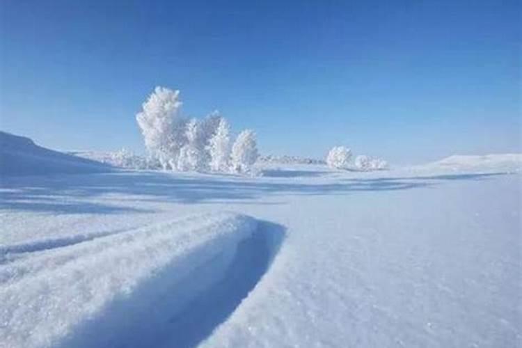 女人夏天梦见白雪铺满地