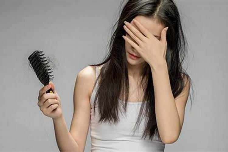 女人梦见自己掉头发是什么征兆