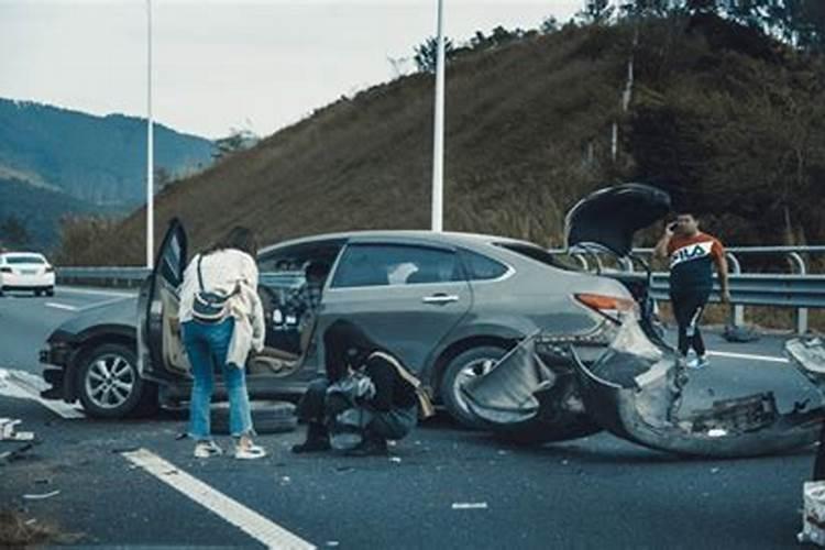 梦见亲人出了车祸是什么意思