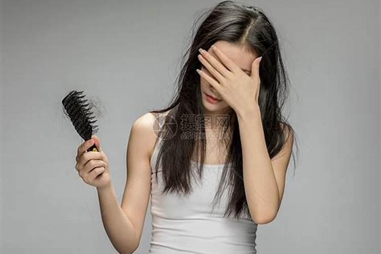 女人梦见自己头发稀少露头皮