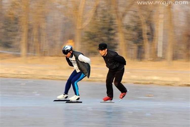 梦见雪天滑冰