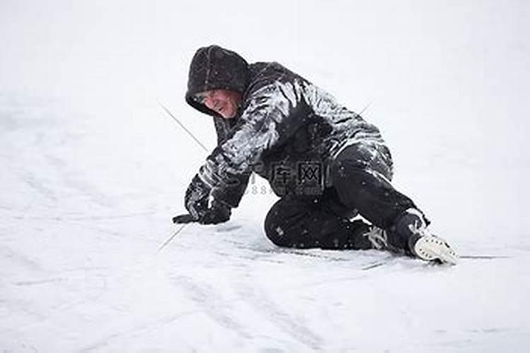 梦见自己在雪地上滑冰