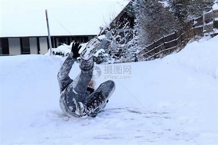 梦见大雪滑倒塌