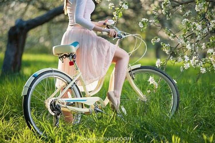梦到女人骑自行车(梦见女人骑自行车是什么意思周公解梦)