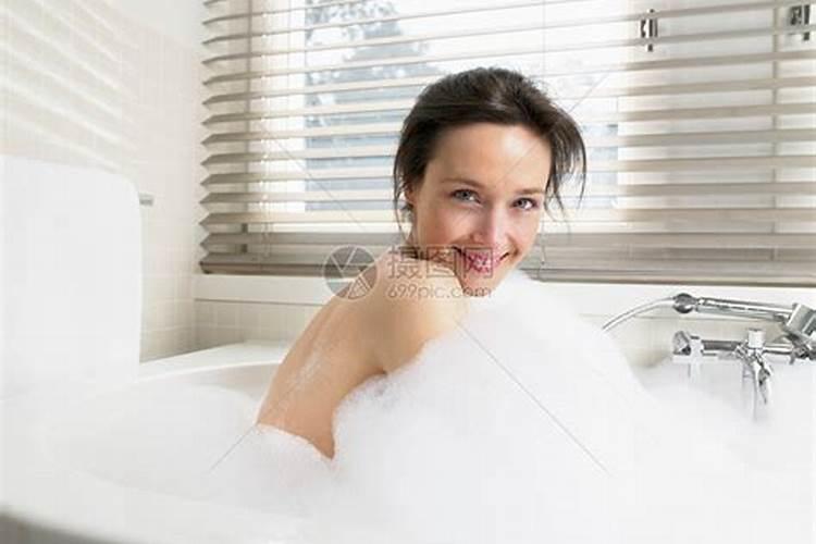 梦到女人洗澡什么意思