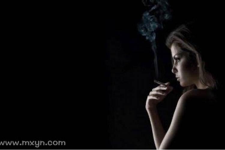 女人梦见冒黑烟是什么意思