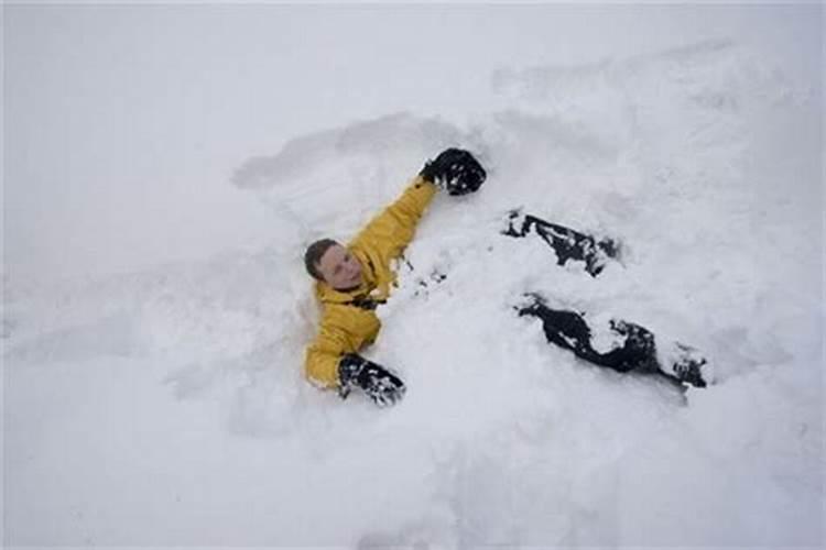 梦见雪地上坡又滑下来