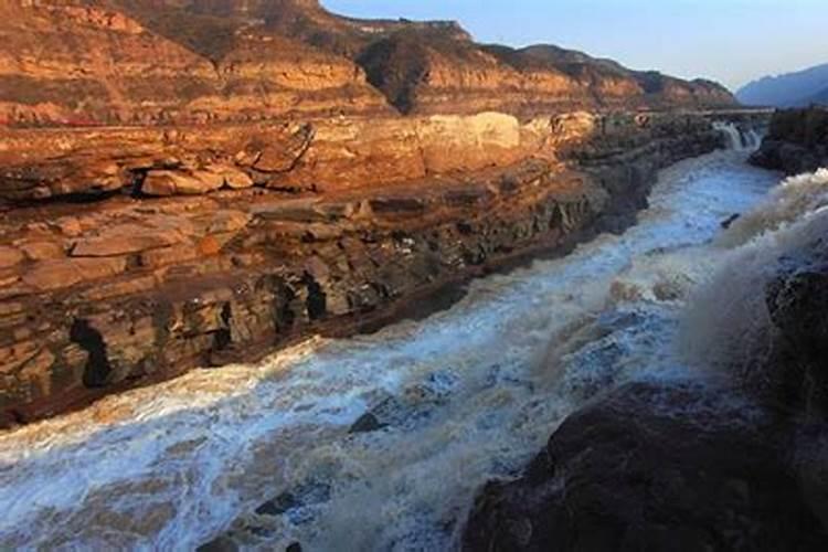 梦见峡谷水流湍急涨大水