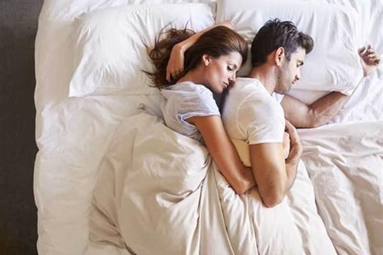 梦见自己和老婆很多人睡在一个房间