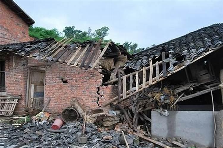 梦见地震房屋倒塌自己和家人安全躲开门
