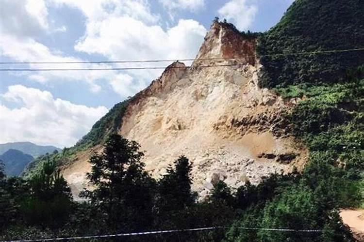 梦见山体垮塌我在逃命,太危险了