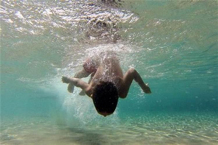 梦见孩子掉水里预示什么预兆