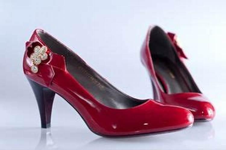 女人梦见穿红鞋是什么意思
