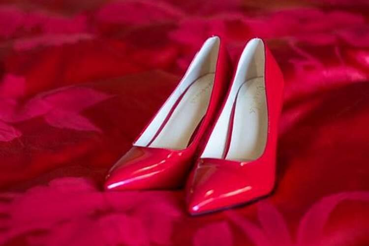 女人梦见自己穿红色的鞋