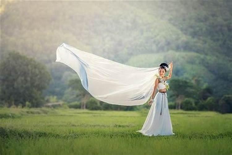已婚女人梦见穿白婚纱和老公结婚