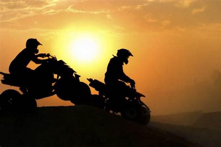 梦见在沙漠骑摩托车