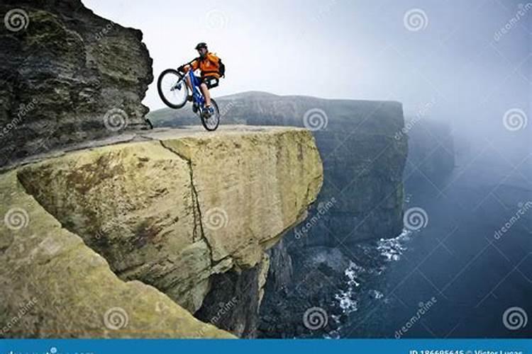 梦见骑摩托车到悬崖边