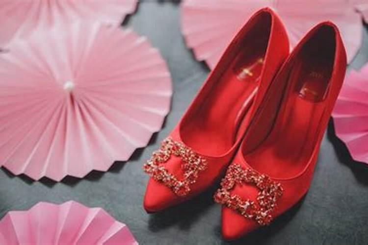 女人梦见自己穿红色的鞋