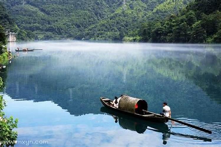 梦见水面平静会发生什么?