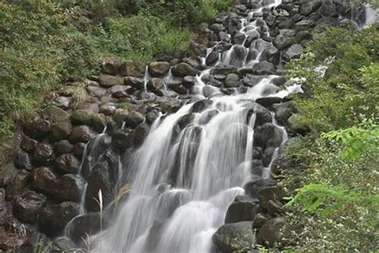 梦见深坑流水