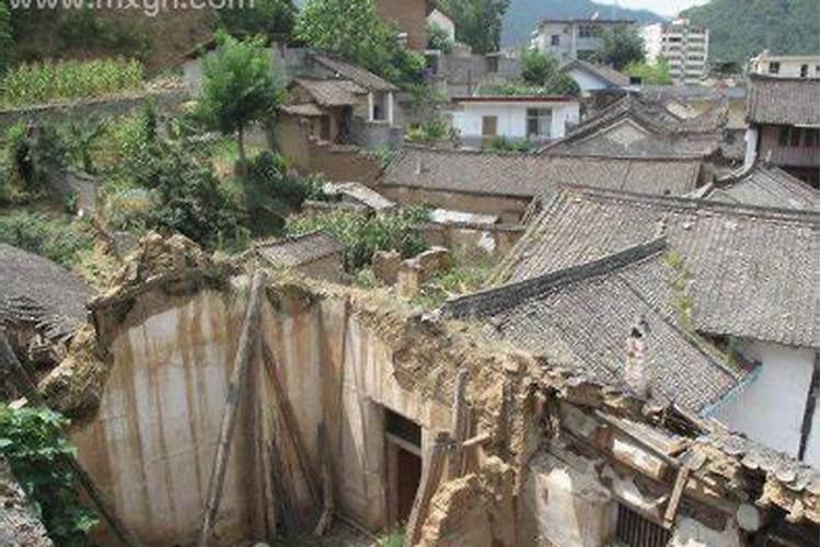 梦见大地震房倒屋塌